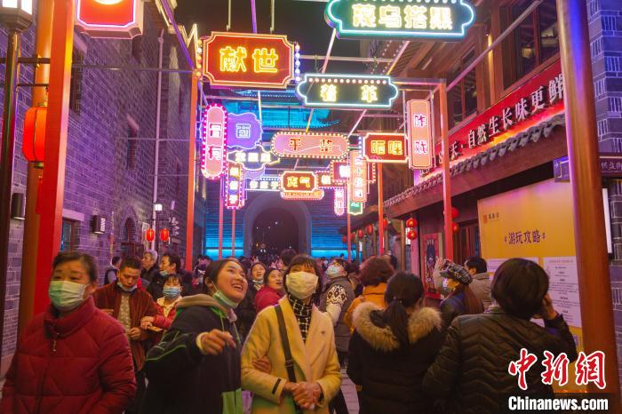 图为正式亮灯的南昌万寿宫历史文化街区，更显古色古香古韵，吸引了众多市民、游客入场参观。　刘力鑫 摄