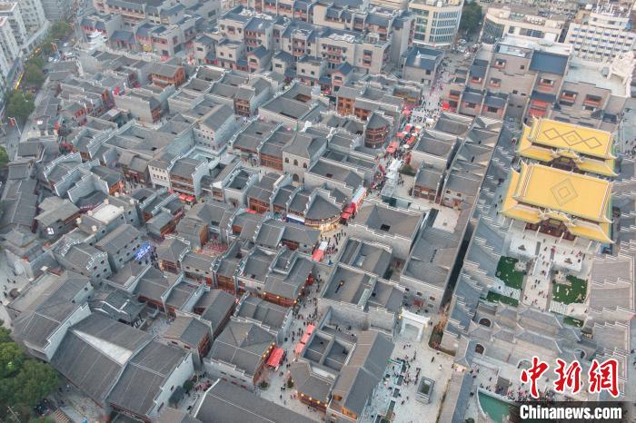 图为航拍下的南昌万寿宫历史文化街区。　刘力鑫 摄