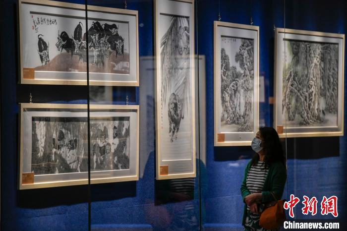 观众在欣赏艺术作品 骆云飞 摄