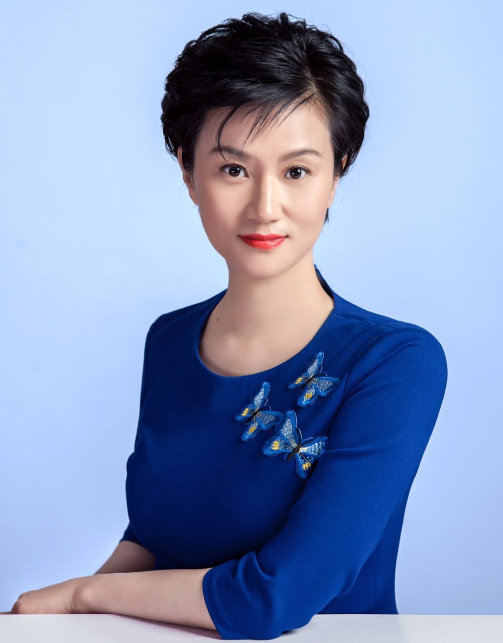 何刚  国家主任播音员  济宁市诵读艺术家协会副主席  山东省优秀节目主持人奖获得者 百余件播音主持作品及论文获国家级、省级和市级大奖 十三届济宁市政协委员。.jpg