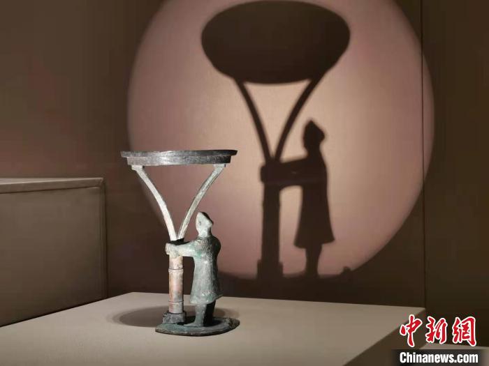 山西民众“邂逅”千年古灯穿越现代闹元宵