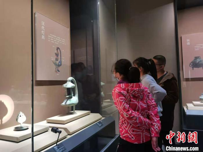 26日，山西青铜博物馆内，民众正在参观青铜古灯。　高雨晴 摄