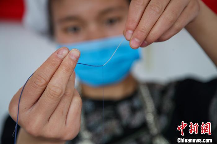 资料图：贵州三都水族绣娘正在绣制水族马尾绣 瞿宏伦 摄
