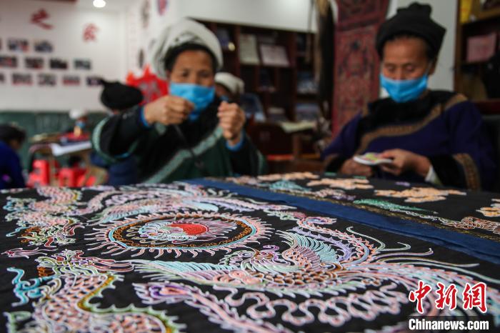 资料图：贵州三都水族绣娘正在绣制水族马尾绣 瞿宏伦 摄