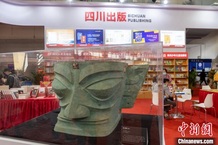 图为现场的三星堆青铜面具(复制品)。　蒋翼鹏 摄