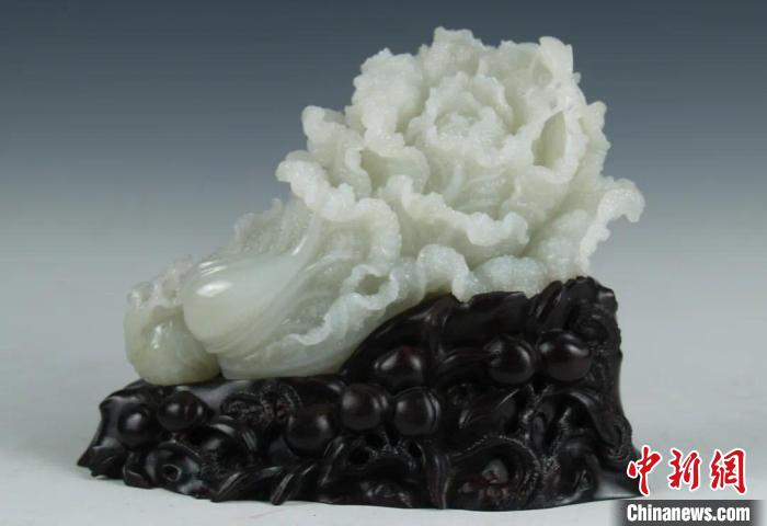 玉雕精品和田白玉籽《螳螂白菜》展示。扬州运河文投集团供图 扬州运河文投集团供图 摄