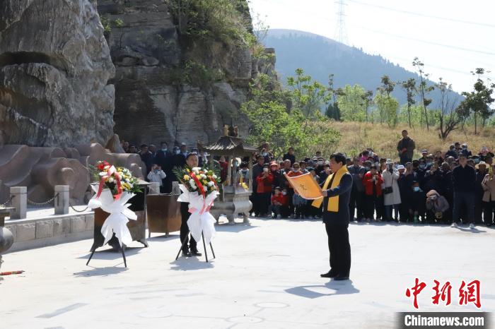 4月14日，在孟子故里山东邹城，社会各界人士祭祀、纪念伏羲、女娲。　陈静 摄