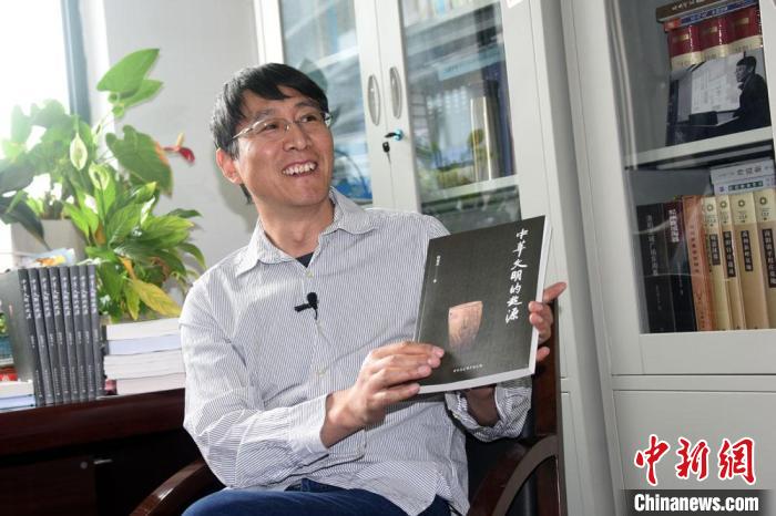 围绕《中华文明的起源》新书出版，韩建业教授在办公室接受采访。　<a target='_blank' href='http://www.chinanews.com/'>中新社</a>记者 孙自法 摄