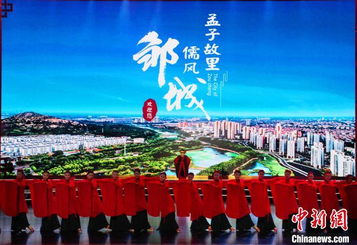 本届母亲文化节将持续举办至5月14日。　赵晓 摄