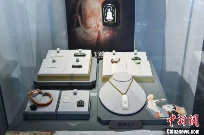 “玉见敦煌”分为六大系列:飞天系列、千佛系列、九色鹿系列、重工花丝系列、十二星宫系列、金银错系列 玉顺行供图 “玉见敦煌”分为六大系列:飞天系列、千佛系列、九色鹿系列、重工花丝系列、十二星宫系列、金银错系列 玉顺行供图