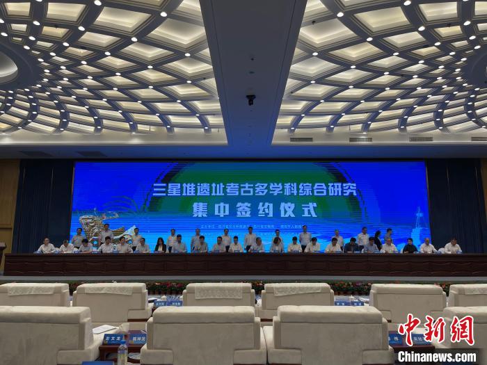 图为集中签约仪式现场。 岳依桐 摄 图为集中签约仪式现场。 岳依桐 摄