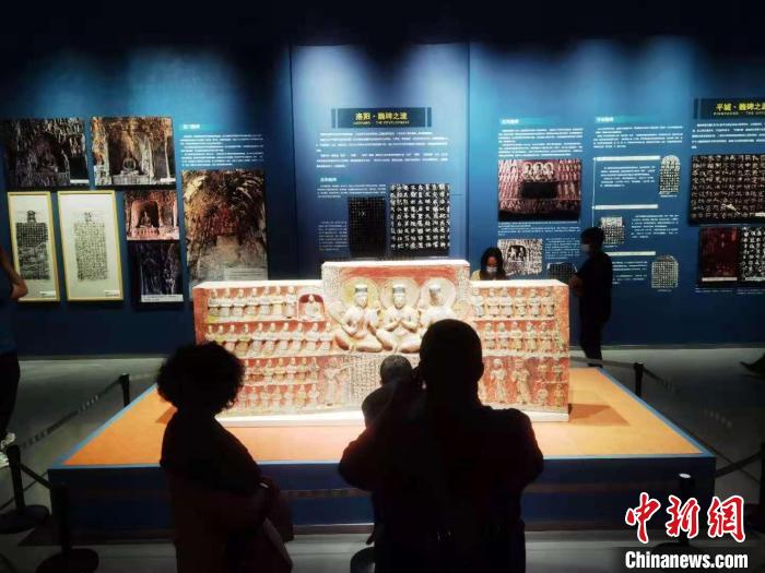 民众在《中国与世界》展览观展。　胡健 摄