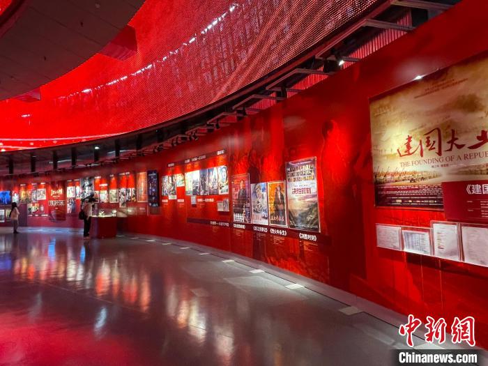 图为“永葆初心 砥砺奋进——庆祝中国共产党成立100周年电影影像专题展”展出的经典红色影片宣传画。　李晗雪 摄