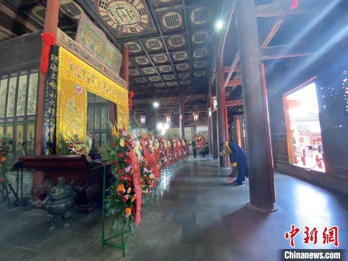 祭拜者祭拜伏羲圣像,并敬献花篮。 高展 摄 祭拜者祭拜伏羲圣像,并敬献花篮。 高展 摄