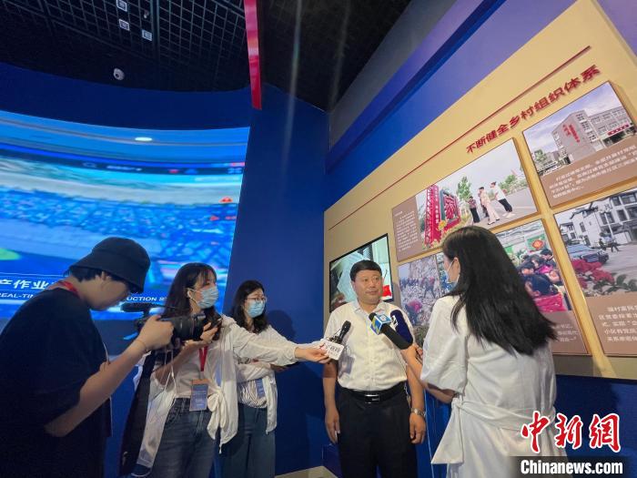 6月27日,在山东省庆祝中国共产党成立100周年主题展上,王传喜接受采访。 孙宏瑗 摄 6月27日,在山东省庆祝中国共产党成立100周年主题展上,王传喜接受采访。 孙宏瑗 摄