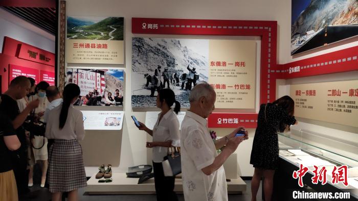 民众参观川藏公路博物馆。 王鹏 摄 民众参观川藏公路博物馆。 王鹏 摄