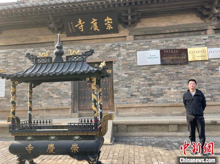 文保员罗亚飞与他守护的崇庆寺。 杨静 摄 文保员罗亚飞与他守护的崇庆寺。 杨静 摄