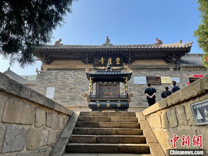 游客正在寺前参观。 杨静 摄 游客正在寺前参观。 杨静 摄