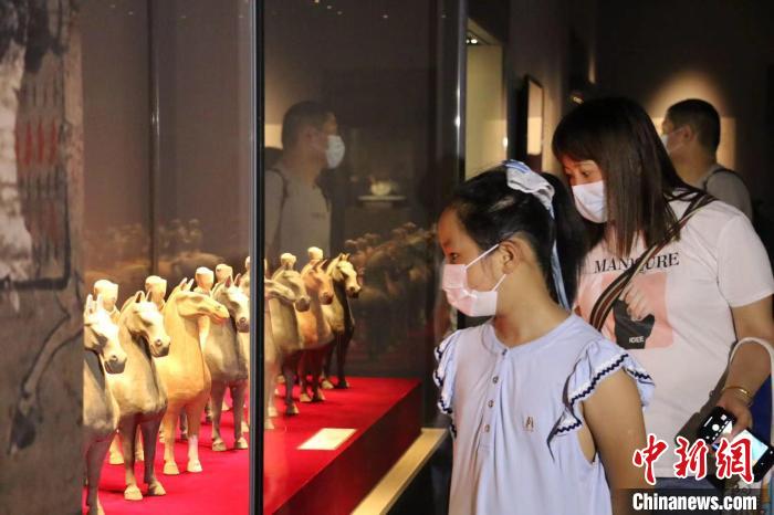 7月6日,“雄风盛歌——周秦汉唐文明菁华展”在安徽博物院新馆开展。 张强 摄 7月6日,“雄风盛歌——周秦汉唐文明菁华展”在安徽博物院新馆开展。 张强 摄