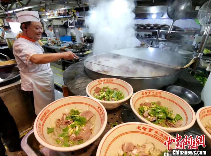 厨师用大锅烹制羊肉汤,迎接众多来店喝羊肉汤的市民。 葛勇 摄 厨师用大锅烹制羊肉汤,迎接众多来店喝羊肉汤的市民。 葛勇 摄