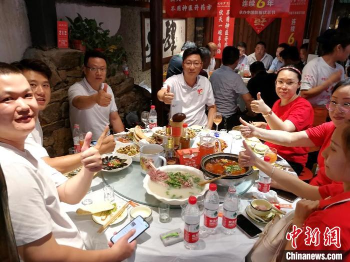 品尝伏羊的客人为伏羊美味点赞。 朱志庚 摄 品尝伏羊的客人为伏羊美味点赞。 朱志庚 摄