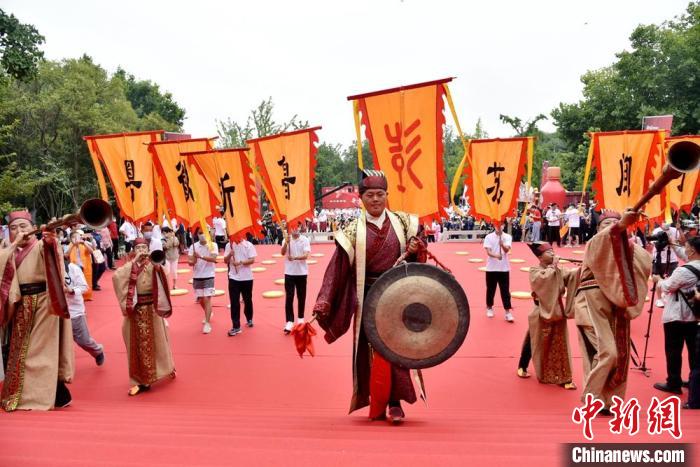 彭祖祭拜仪式开始。 朱志庚 摄 彭祖祭拜仪式开始。 朱志庚 摄