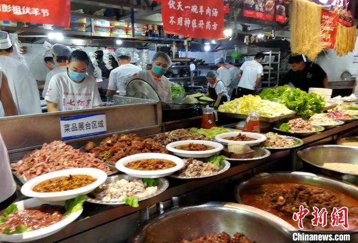 羊肉馆准备充足菜品迎接客人。 朱志庚 摄 羊肉馆准备充足菜品迎接客人。 朱志庚 摄