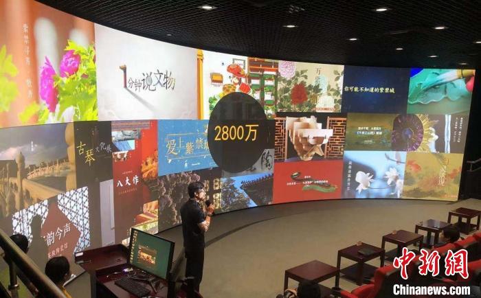 故宫博物院数字与信息部副主任于壮介绍情况 应妮 摄