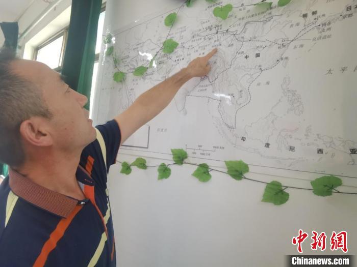 图为甘肃省社会科学院丝绸之路研究所所长侯宗辉指出《丝绸之路古文明》课题组考察线路。 闫姣 摄 图为甘肃省社会科学院丝绸之路研究所所长侯宗辉指出《丝绸之路古文明》课题组考察线路。 闫姣 摄
