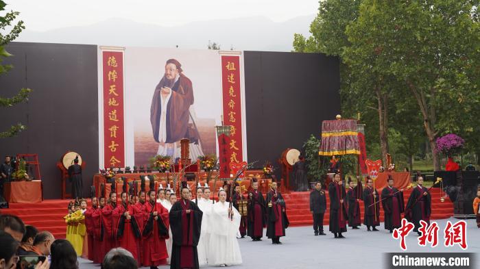当日为孔子诞辰,书院举行纪念大成至圣先师孔子2572年诞辰礼乐祭孔典礼,师生共同参与。 周晓航 摄 当日为孔子诞辰,书院举行纪念大成至圣先师孔子2572年诞辰礼乐祭孔典礼,师生共同参与。 周晓航 摄