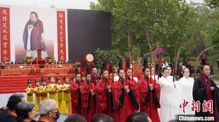 当日为孔子诞辰,书院举行纪念大成至圣先师孔子2572年诞辰礼乐祭孔典礼,师生共同参与。 周晓航 摄 当日为孔子诞辰,书院举行纪念大成至圣先师孔子2572年诞辰礼乐祭孔典礼,师生共同参与。 周晓航 摄