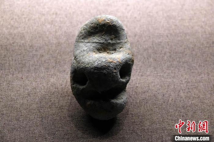 国博展出的新石器时代·上山文化石雕人首遗存(距今约11000-8500年)。　<a target='_blank' href='/'>中新社</a>记者 孙自法 摄