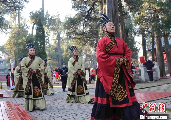 孟氏后裔及社会各界人士齐聚孟子故里邹城，遵照古制，行礼如仪，追思亚圣孟子。　宋亚男 摄