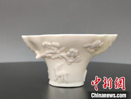 清代德化窑白釉贴花瓷树头杯 广州博物馆 供图 清代德化窑白釉贴花瓷树头杯 广州博物馆 供图