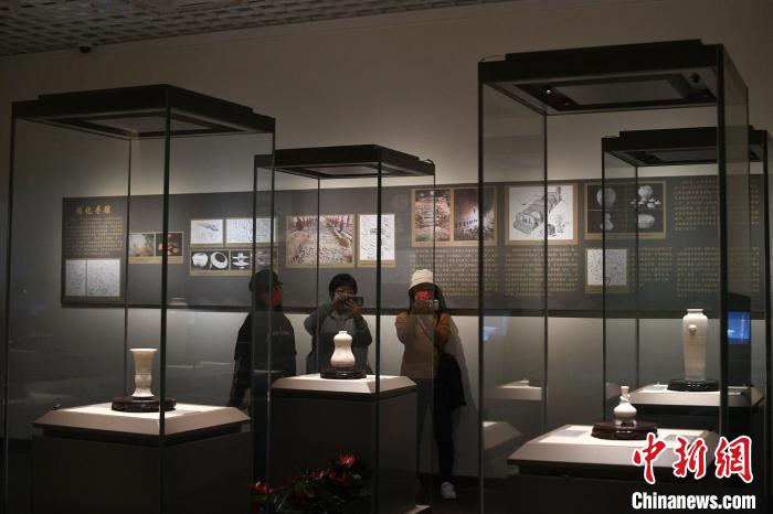 民众观看展览 陈楚红 摄 民众观看展览 陈楚红 摄