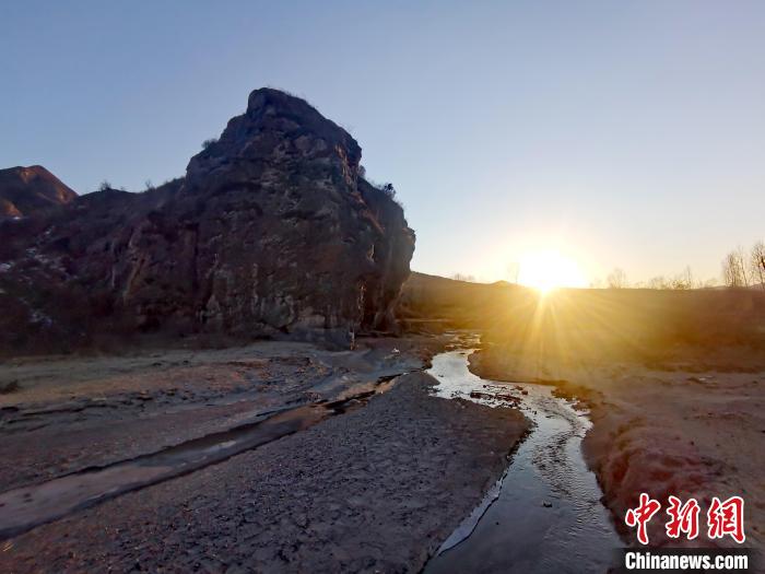 河北隆化发现一处清早期摩崖石刻附近村落有戏楼庙宇