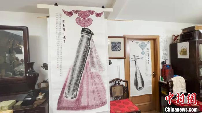 山西太原,传拓匠师陈旭致力于将传拓技艺融入现代生活,让文化遗产“活”起来。 张立程 摄 山西太原,传拓匠师陈旭致力于将传拓技艺融入现代生活,让文化遗产“活”起来。 张立程 摄