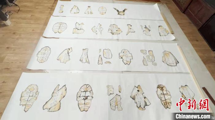 传拓匠师陈旭创作的甲骨文系列作品。 张立程 摄 传拓匠师陈旭创作的甲骨文系列作品。 张立程 摄