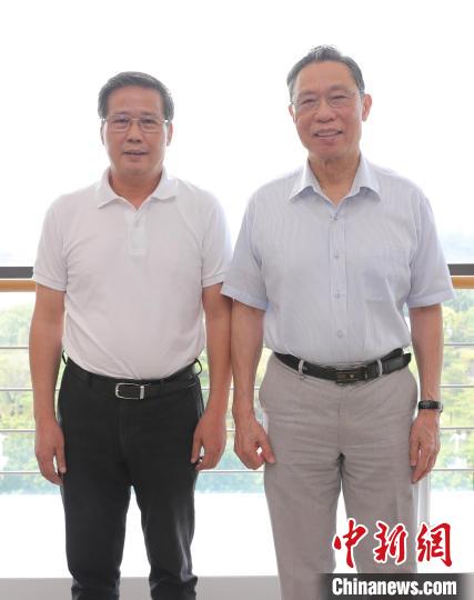 钟南山与冯少协合影。　受访者供图