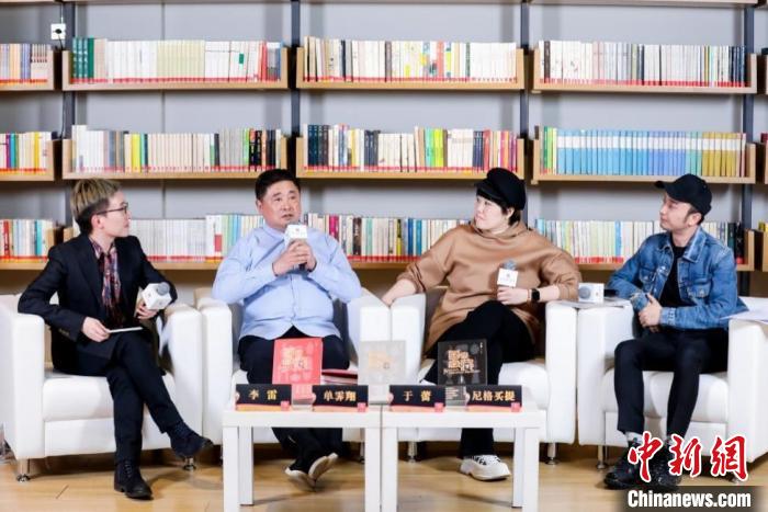 单霁翔(左二)、于蕾(右二)等嘉宾合影 人民文学出版社供图
