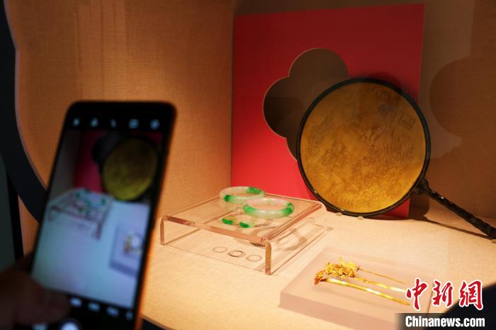 展览展出明清时期手镯、宫扇等女性用品。 张强 摄 展览展出明清时期手镯、宫扇等女性用品。 张强 摄