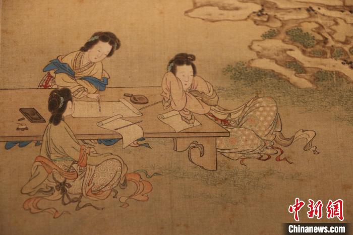 此次展览精选明清时期女性题材绘画作品一百余件,再现了明清时期女子参与社会生活的图景。 张强 摄 此次展览精选明清时期女性题材绘画作品一百余件,再现了明清时期女子参与社会生活的图景。 张强 摄