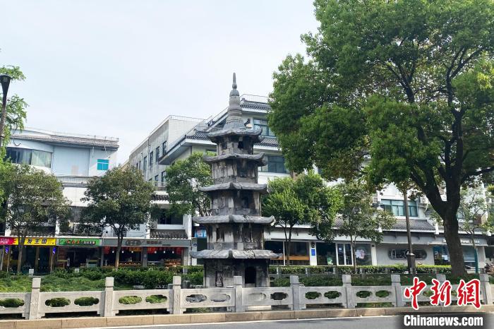 扬州文昌路上的唐代石塔。 崔佳明 摄 扬州文昌路上的唐代石塔。 崔佳明 摄