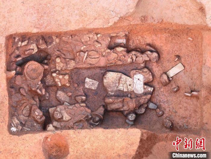 英德岩山寨遗址的墓葬 广东省文旅厅 供图