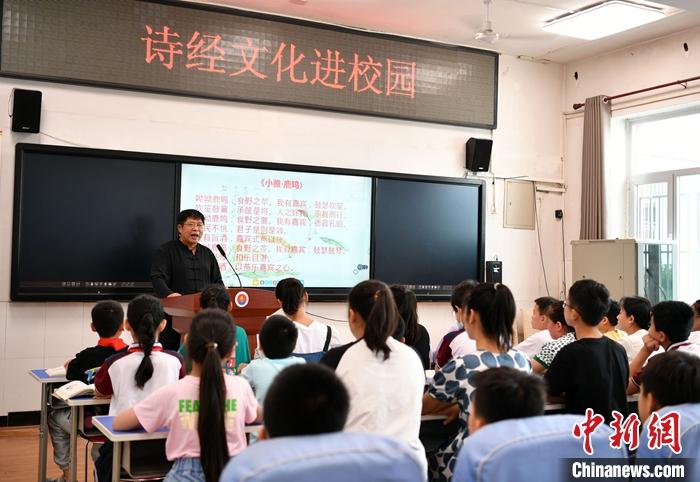 资料图为2021年7月18日,董杰在河间市第一实验小学,为学生讲解《诗经·小雅·鹿鸣》。 <a target='_blank' href='/'>中新社</a>记者 翟羽佳 摄 点击进入下一页