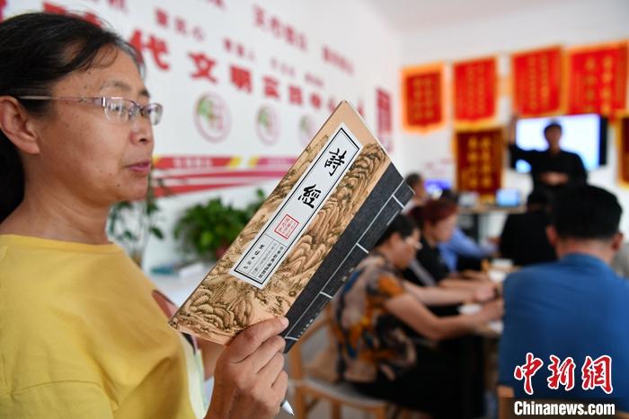 资料图为2021年7月17日,河北省沧州河间市一处活动中心,董杰公益讲座现场的一位读者。 <a target='_blank' href='/'>中新社</a>记者 翟羽佳 摄 点击进入下一页