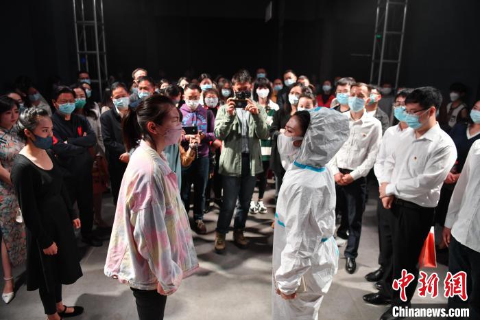 当“密室逃脱”场景进入博物馆沉浸式剧目再现建团百年历史