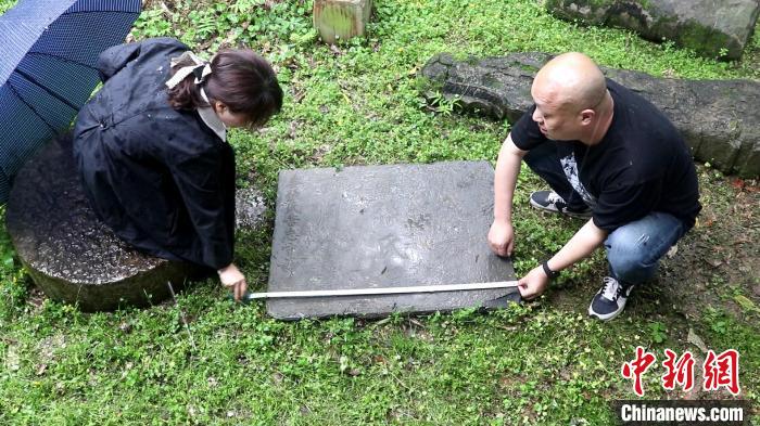 文物部门工作人员在测量守节碑。　邵德初 摄