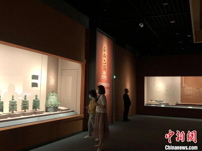 民众参观先秦时期的重要音乐文物 梁婷 摄