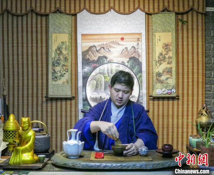 图为点茶过程。　佟郁 摄
